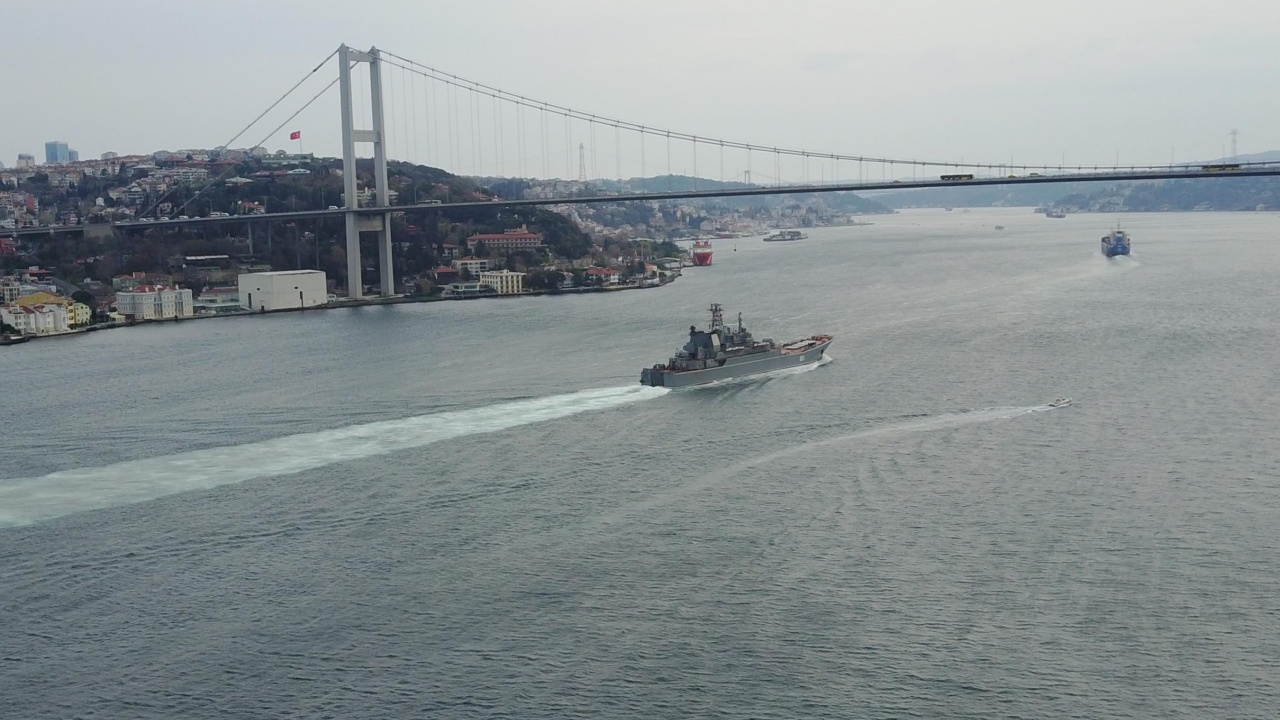 Rus savaş gemileri İstanbul Boğazı'ndan geçti