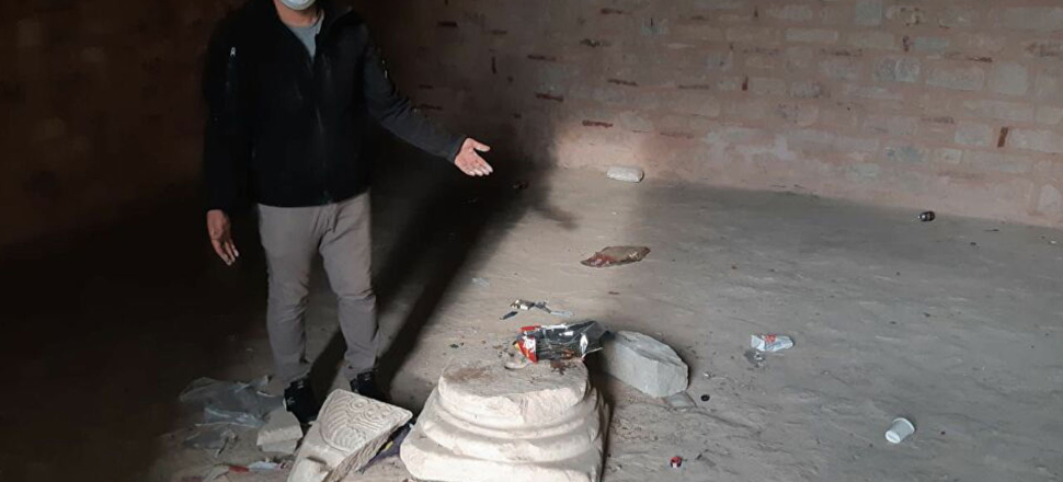 Körfez manzaralı kalede alkol alıp, tarihi sütunu masa yaptılar