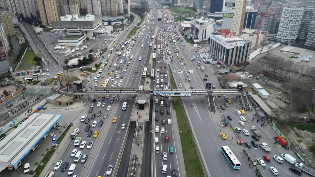 Kısıtlama öncesi trafik yoğunluğu havadan görüntülendi