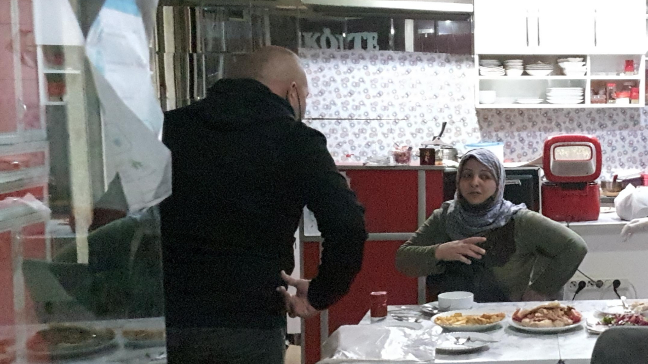 Orucunu açarken göğsünden bıçaklandı