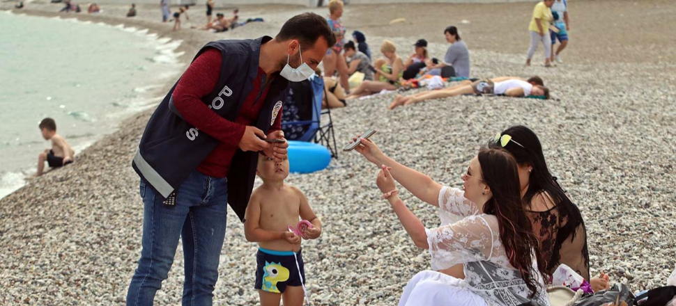 Antalya sahilinde turistler sorgulandı