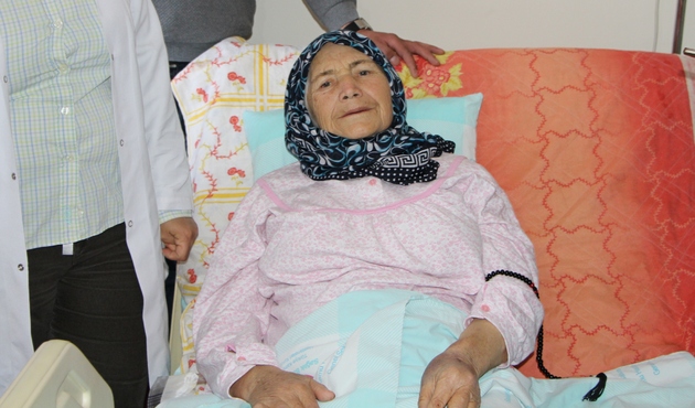 Karnından 15 kilogramlık kitle çıkartıldı