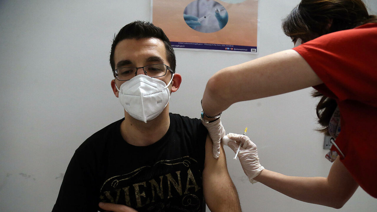 Türkiye'de uygulanan koronavirüs aşısı miktarı 100 milyon dozu geçti