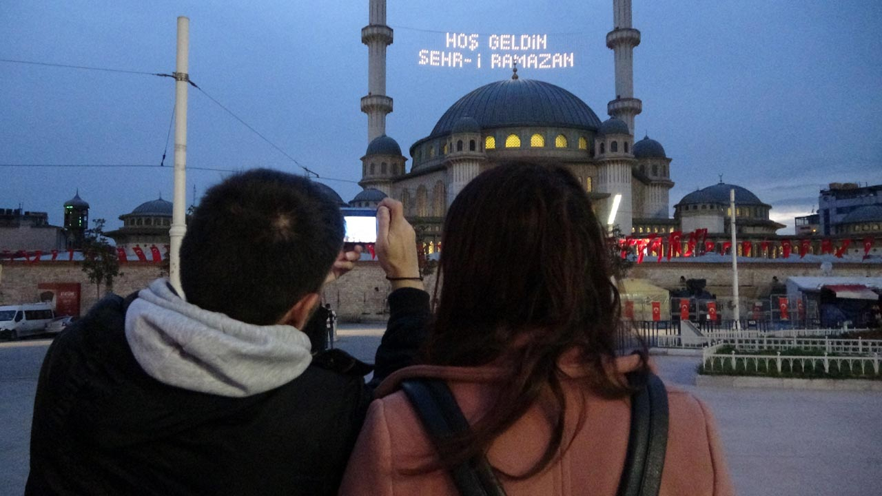 Taksim Camii'ne mahyalar asıldı: “Hoş Geldin Şehr-i Ramazan”