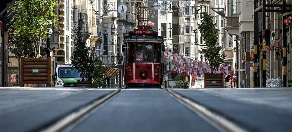 82 saatlik sokağa çıkma kısıtlaması başladı