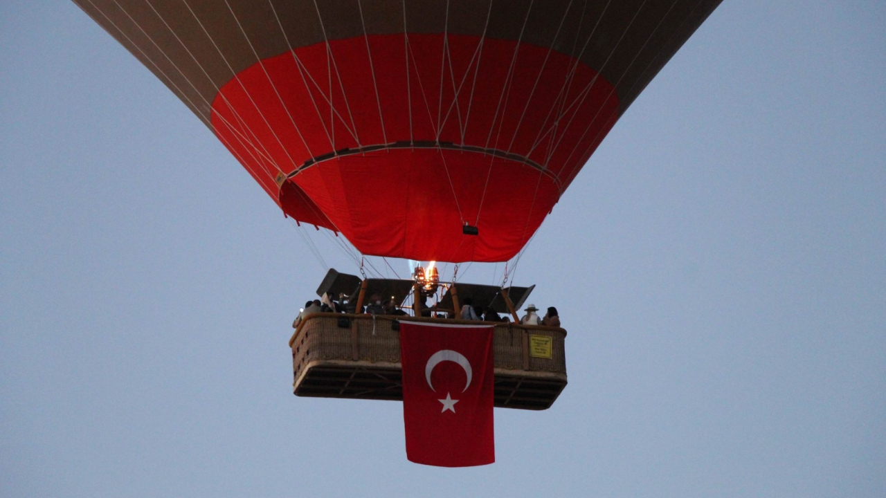 Kapadokya’da balonlarda 23 Nisan coşkusu