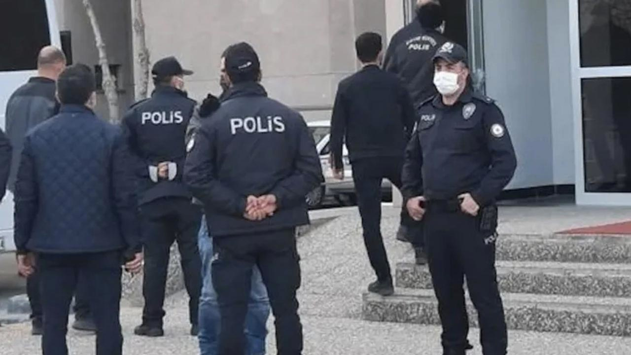 Altı emekli amiral adli kontrol şartıyla serbest