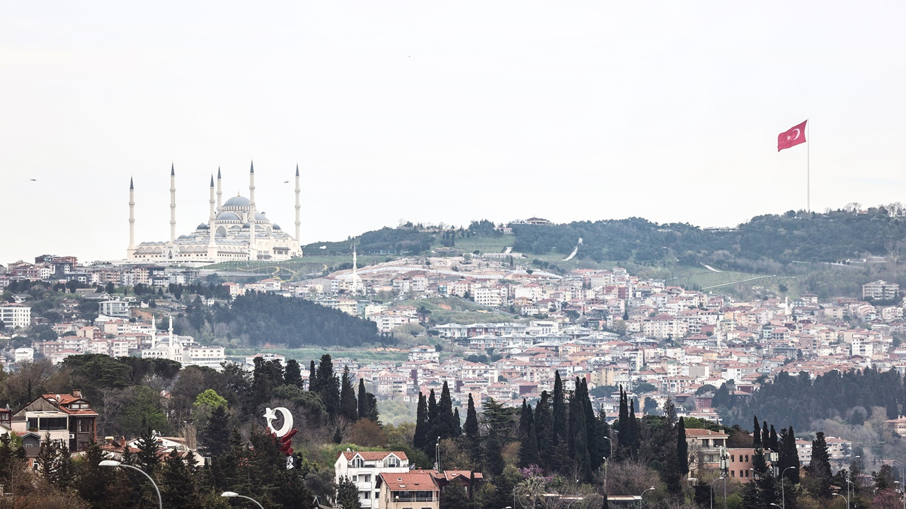 Çamlıca Tepesi'ne dev Türk bayrağı!