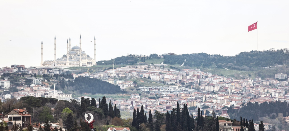 Çamlıca Tepesi'ne dev Türk bayrağı!