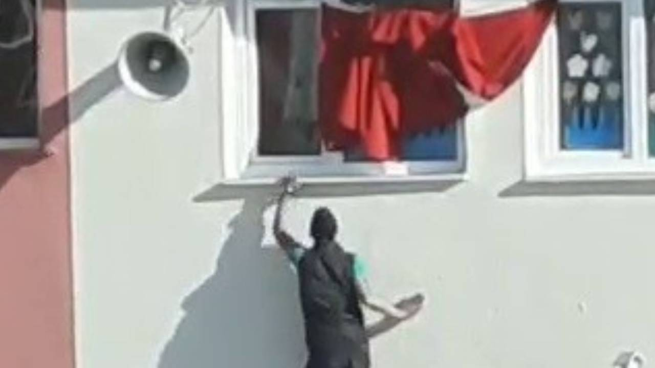 Katlanan bayrağı düzeltirken hastanelik olacaklardı