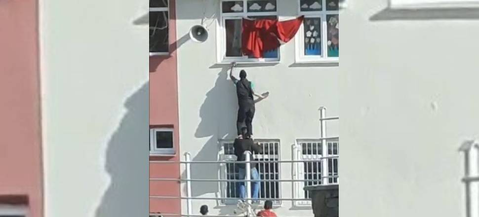 Katlanan bayrağı düzeltirken hastanelik olacaklardı