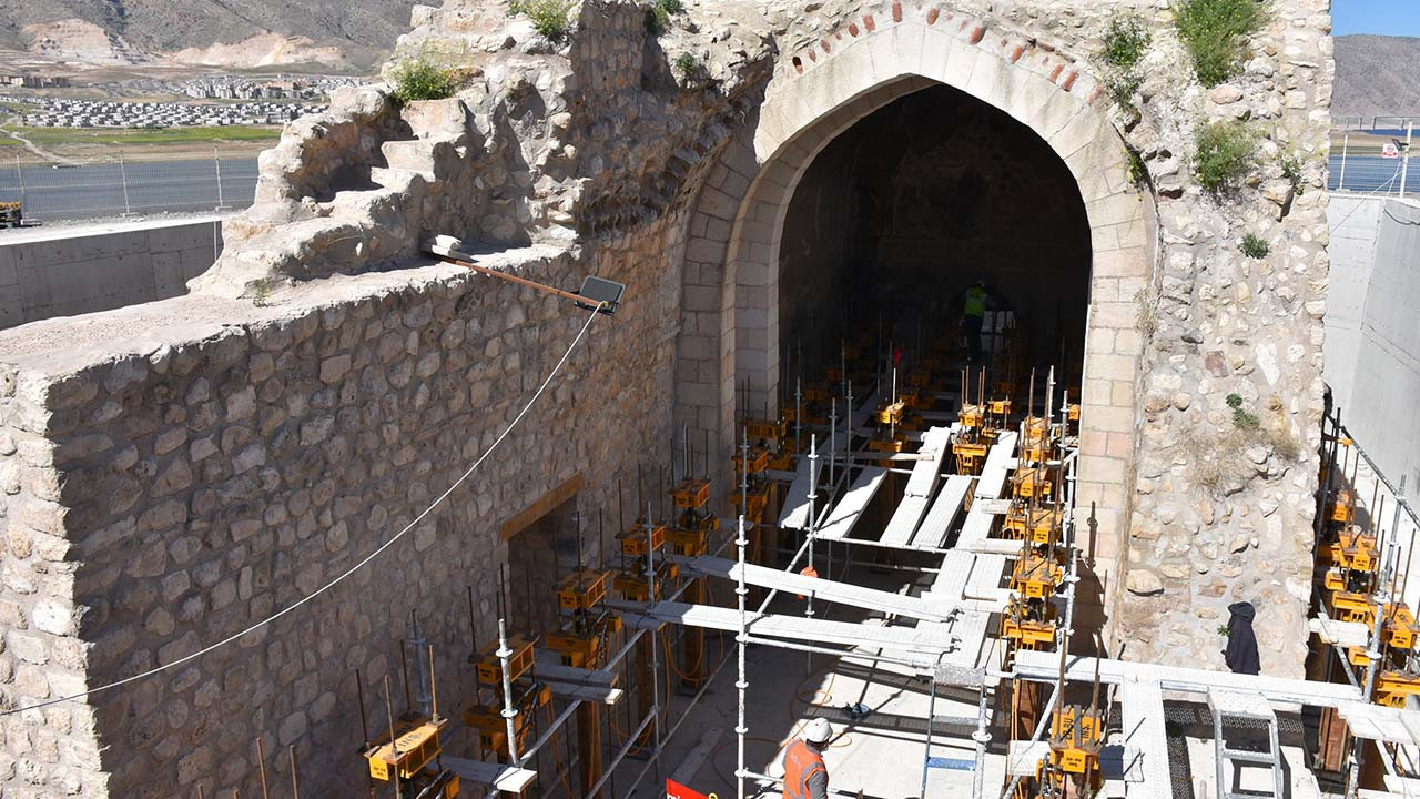 Hasankeyf'teki 692 yıllık Küçük Saray yükseltiliyor