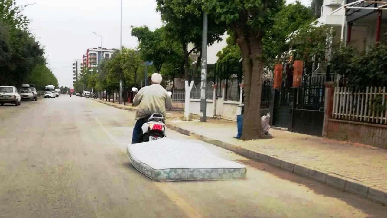 Yatağı motosikletle sürüye sürüye götürdü