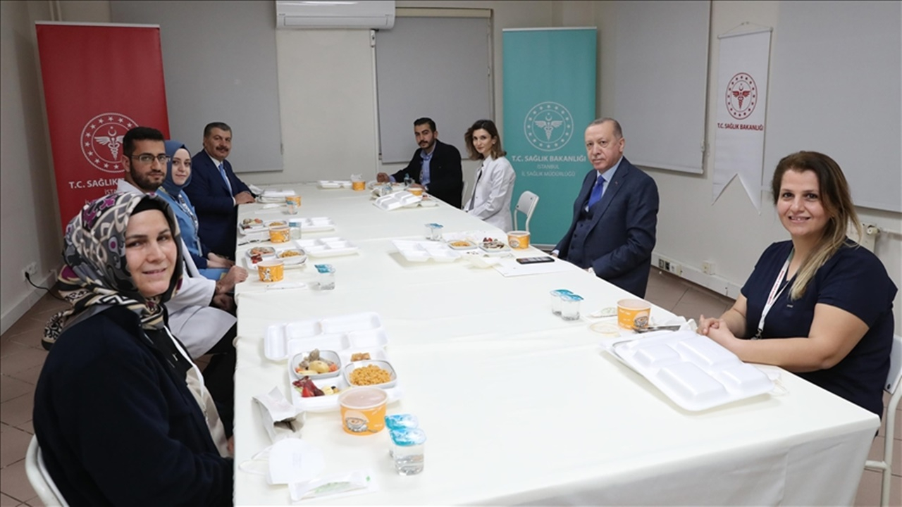 Erdoğan: Hayatını kaybeden sağlıkçı kardeşlerime Allah'tan rahmet diliyorum