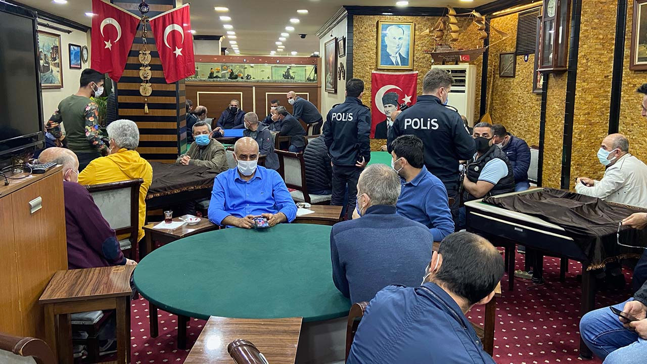 Karantinada olması gerekirken okey masasında çıktı