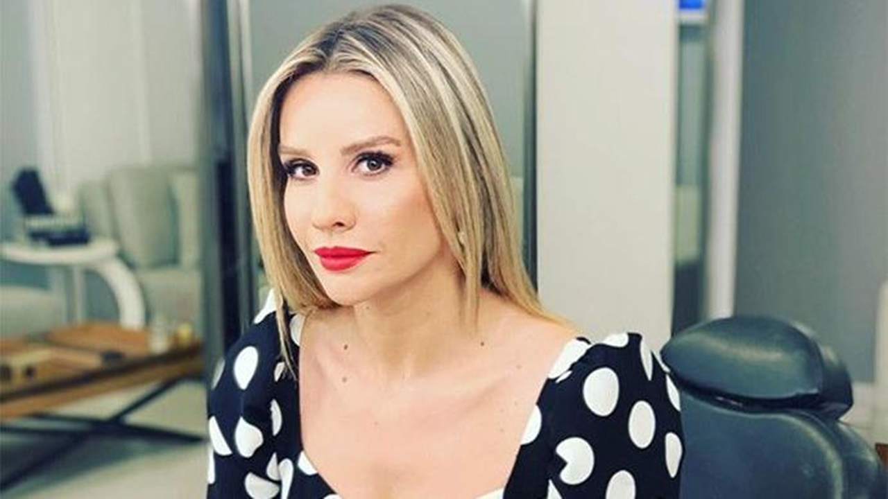 Esra Erol'dan sıfır makyaj paylaşım! Balon gibi şişmiş diyen mi ararsın, ışıl ışıl diyen mi!