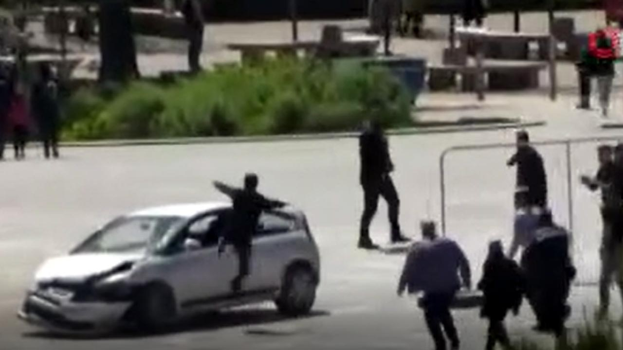 Kalabalığın arasına dalan aracı uçan tekmeyle durdurdu