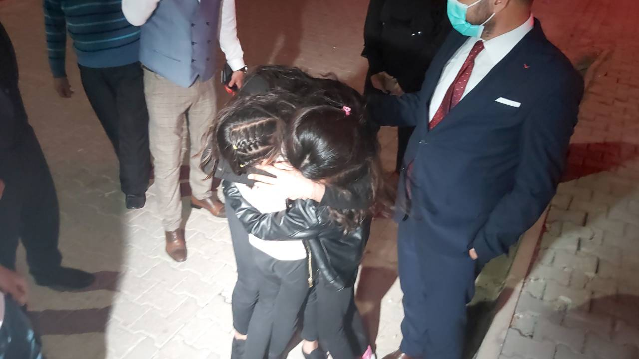 Melek İpek kızlarına kavuştu