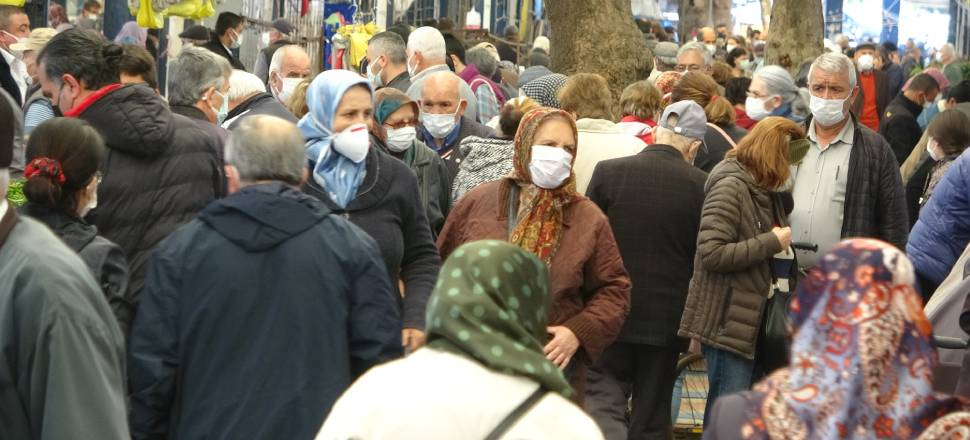 Kapanma öncesi pazara koştular, sosyal mesafeyi unuttular