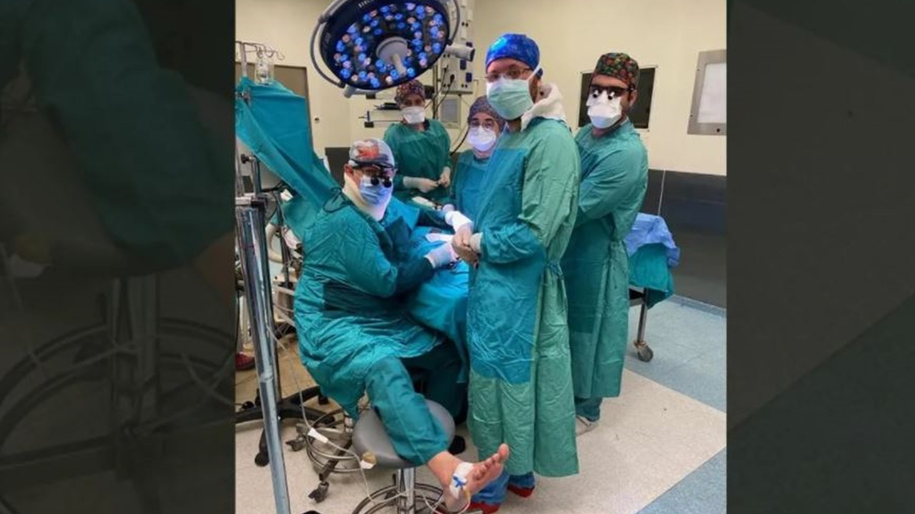 Ameliyatta fenalaşan doktorun davranışı takdir topladı