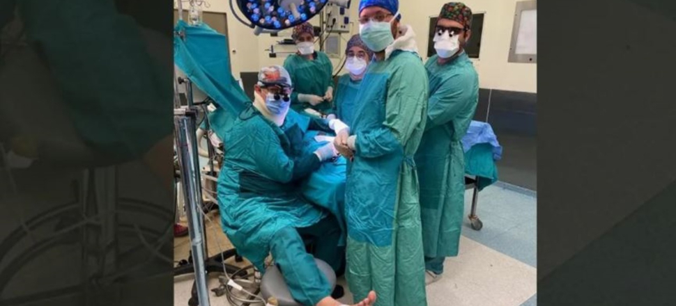 Ameliyatta fenalaşan doktorun davranışı takdir topladı