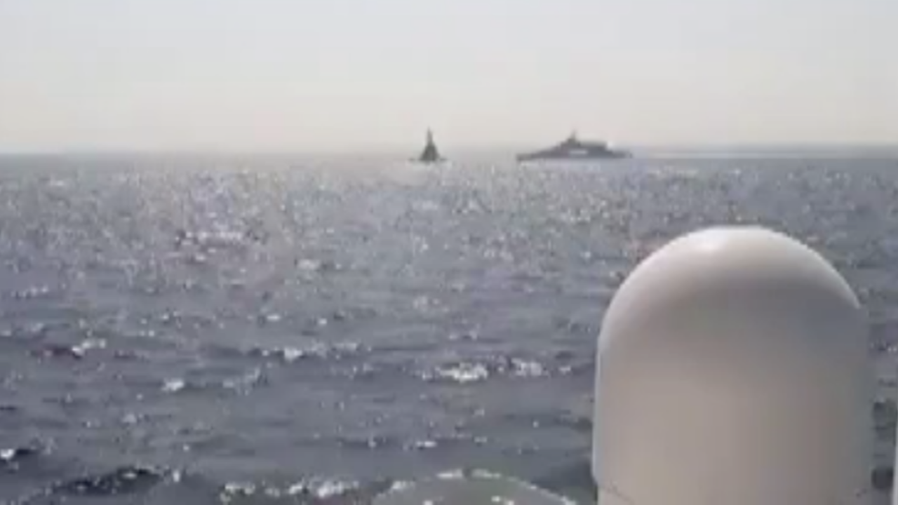 ABD donanmasından uyarı ateşi!