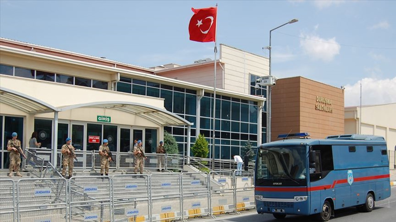 Can Dündar ile birlikte 7 firari sanık ana davada yargılanacak