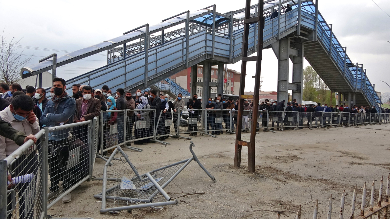 1 kilometrelik izin kuyruğu