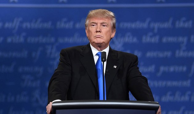 Donald Trump imzayı attı
