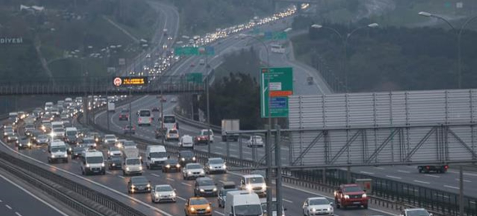 Tam kapanmaya saatler kaldı: Trafik yoğunluğu sürüyor