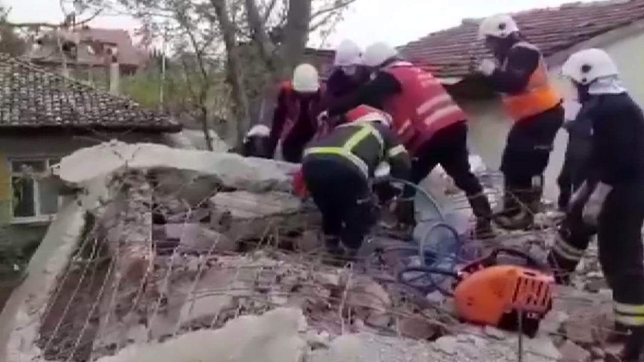 Yıkmaya çalıştığı duvarın altında kaldı