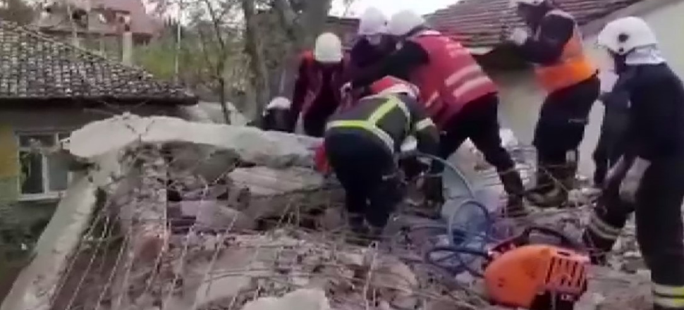 Yıkmaya çalıştığı duvarın altında kaldı