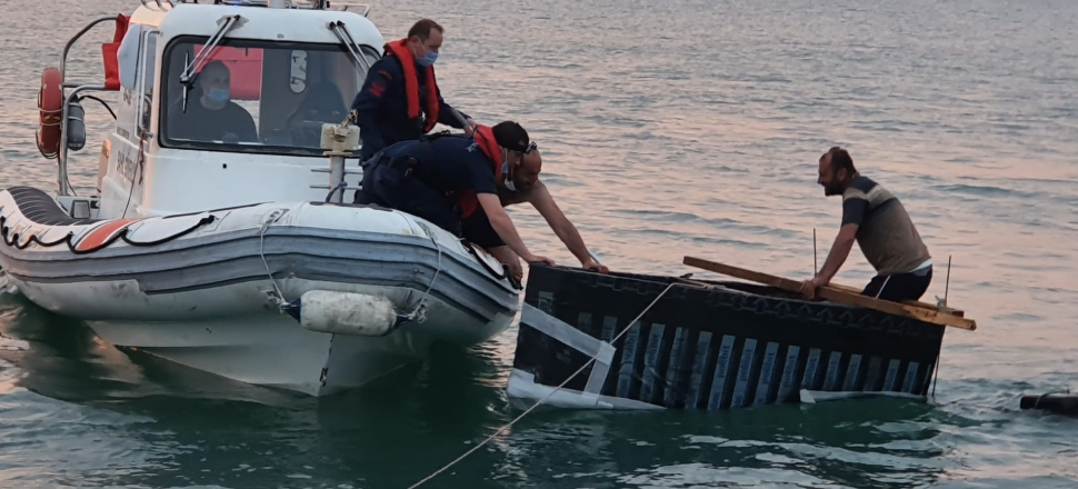 İnşaattaki kutuyu sal yapıp denize açılınca...