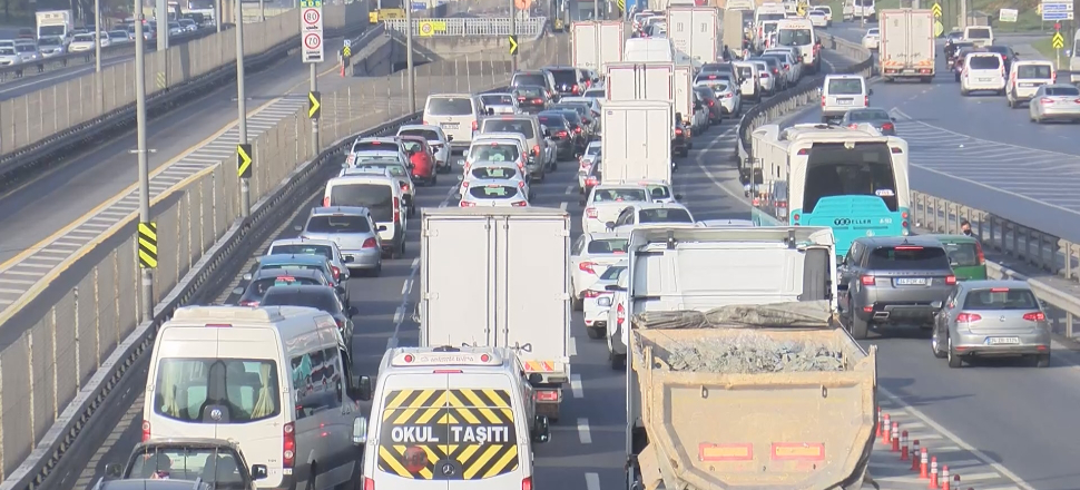 Kısıtlama muafları trafiği kilitledi