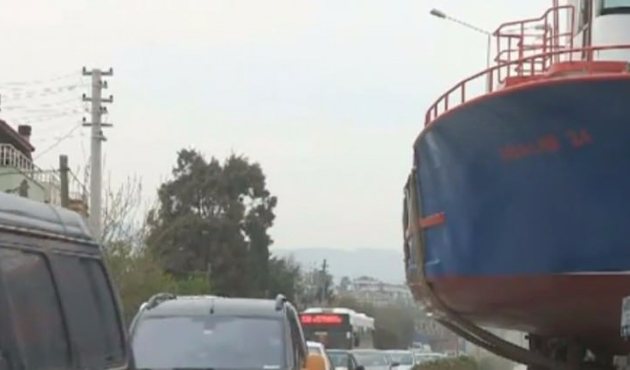 İzmir'de karayolunun ortasına gemi oturdu!