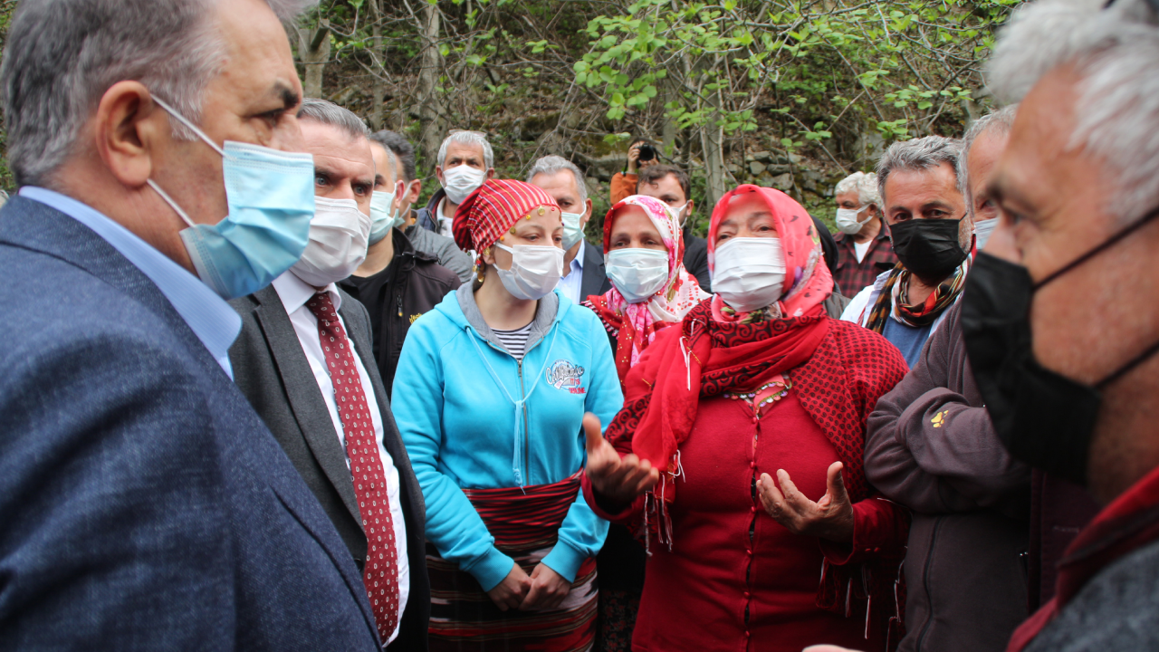 Rize'deki taş ocağı karşıtlarının derdini dinledi