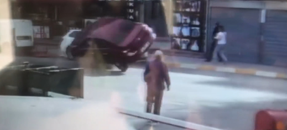 Bomboş yolda otomobiliyle takla attı