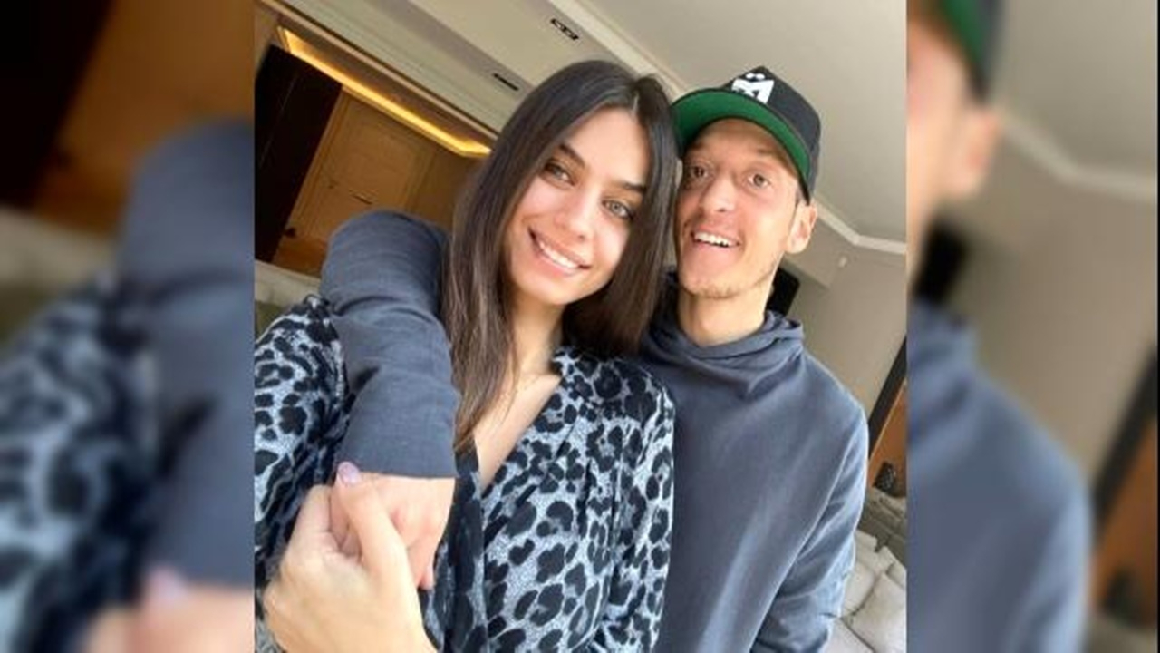 Mesut Özil eşi Amine Gülşe'nin doğum günün bu notla kutladı