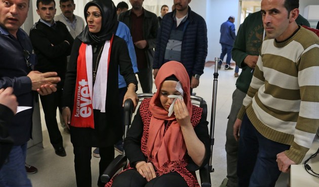 Siirt'te AK Parti Kadın Kolları'na taşlı saldırı