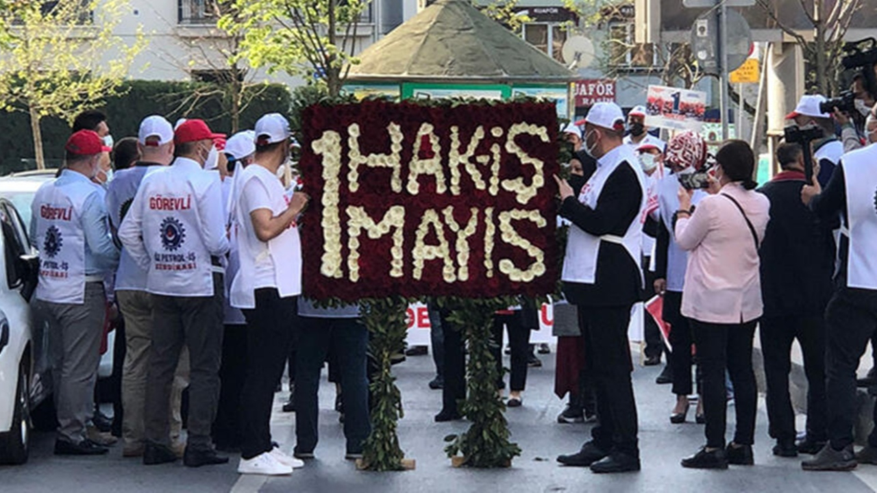 Sendikalar çelenklerini bıraktı