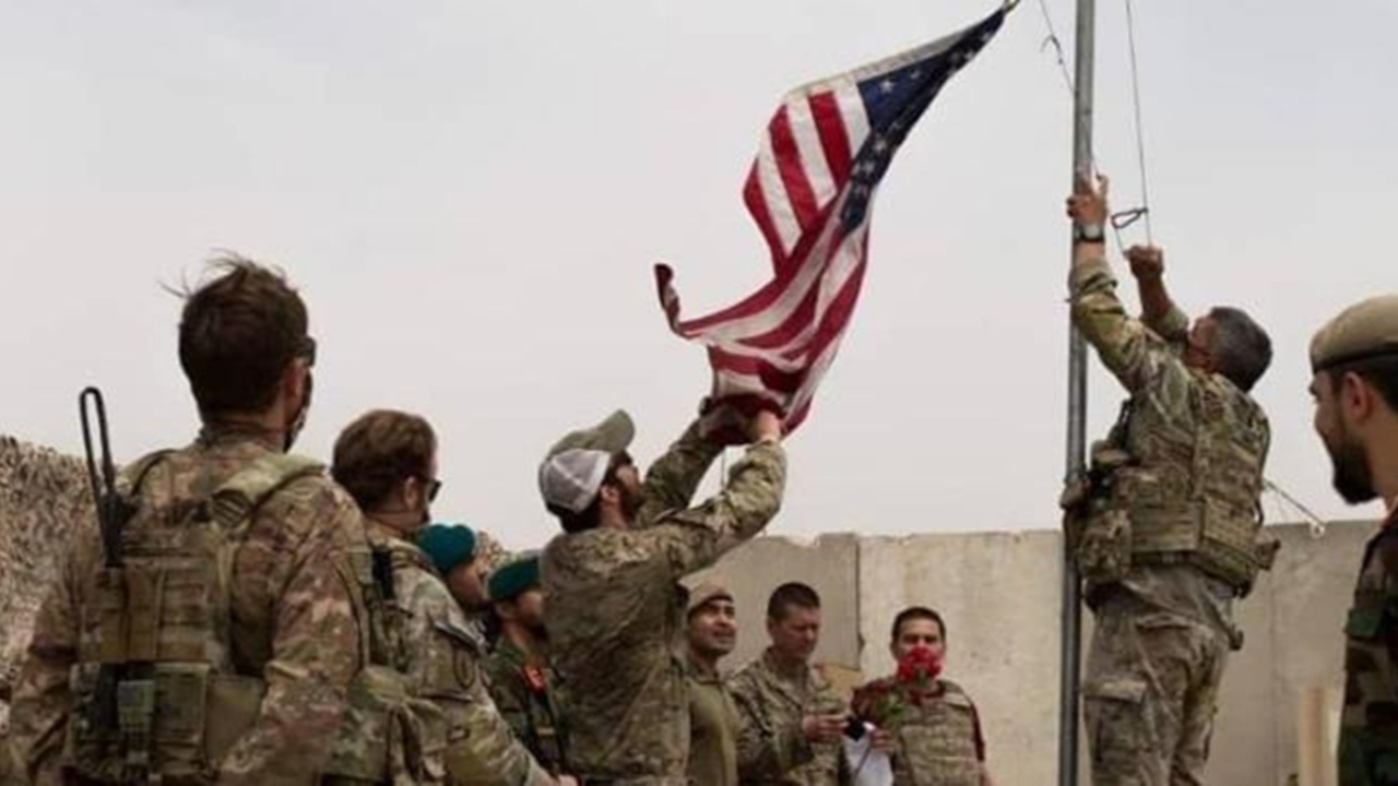 ABD ayrılıyor: Afganistan bayrağı göndere çekildi