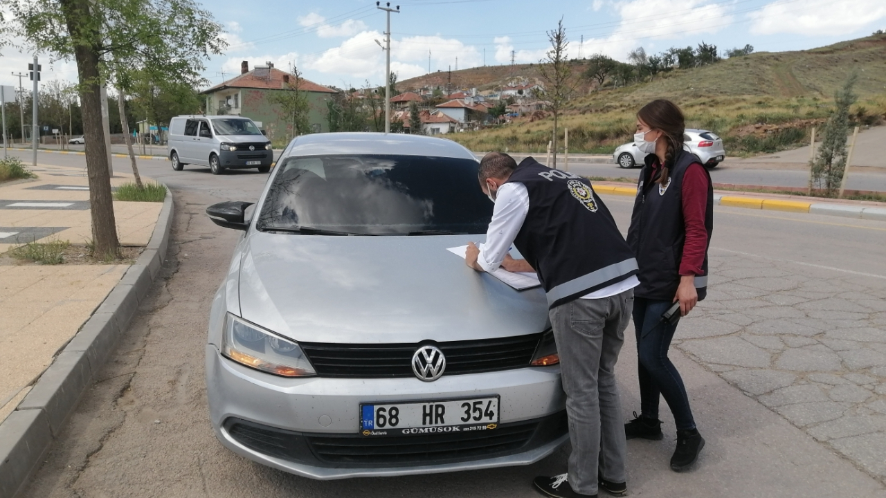 Kısıtlamayı deldi, kendisini araca kilitledi