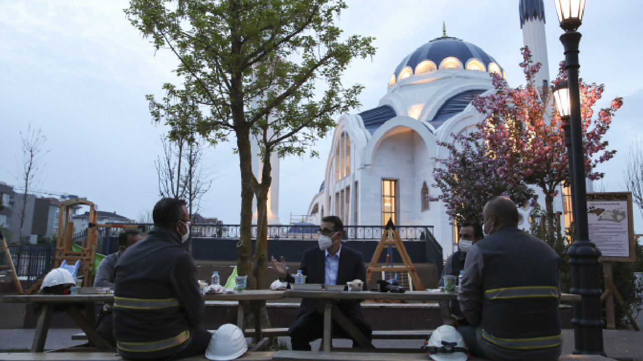 Bakan Dönmez, elektrik dağıtım işçileriyle iftar yaptı