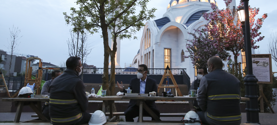 Bakan Dönmez, elektrik dağıtım işçileriyle iftar yaptı
