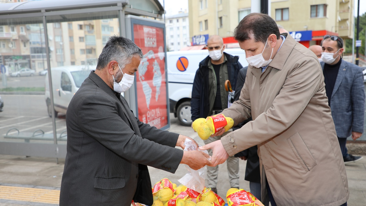 Limonları satın alan vali, satıcıyı evine gönderdi