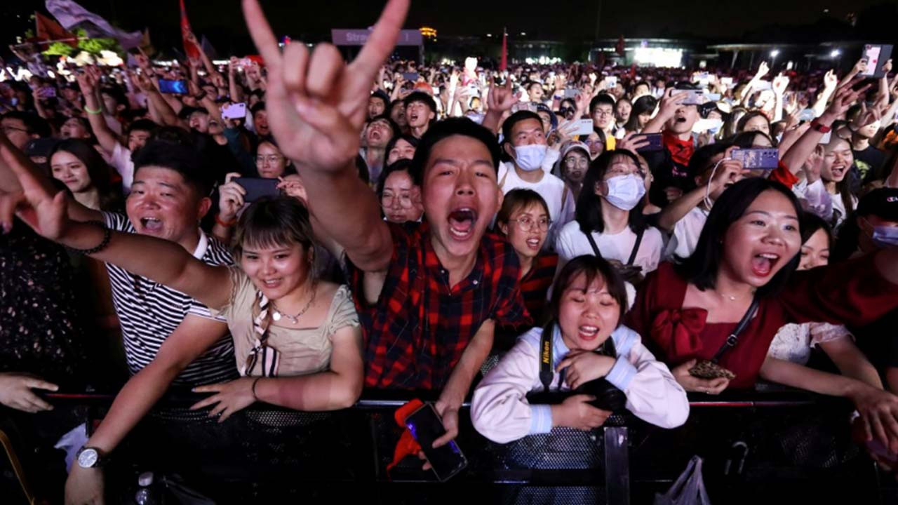 Çin'de binlerce kişilik maskesiz ve sosyal mesafesiz festival!