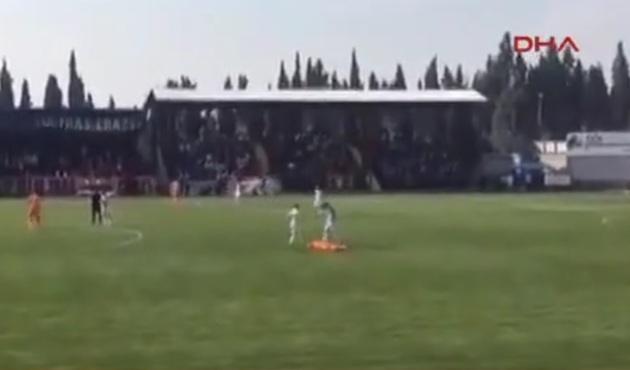 Dili boğazına kaçan futbolcuyu masör böyle kurtardı! / VİDEO