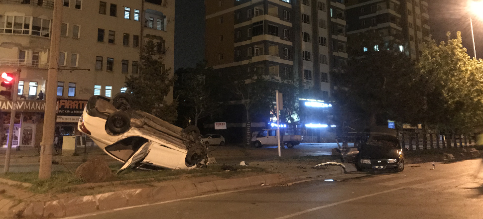 İki otomobil böyle çarpıştı