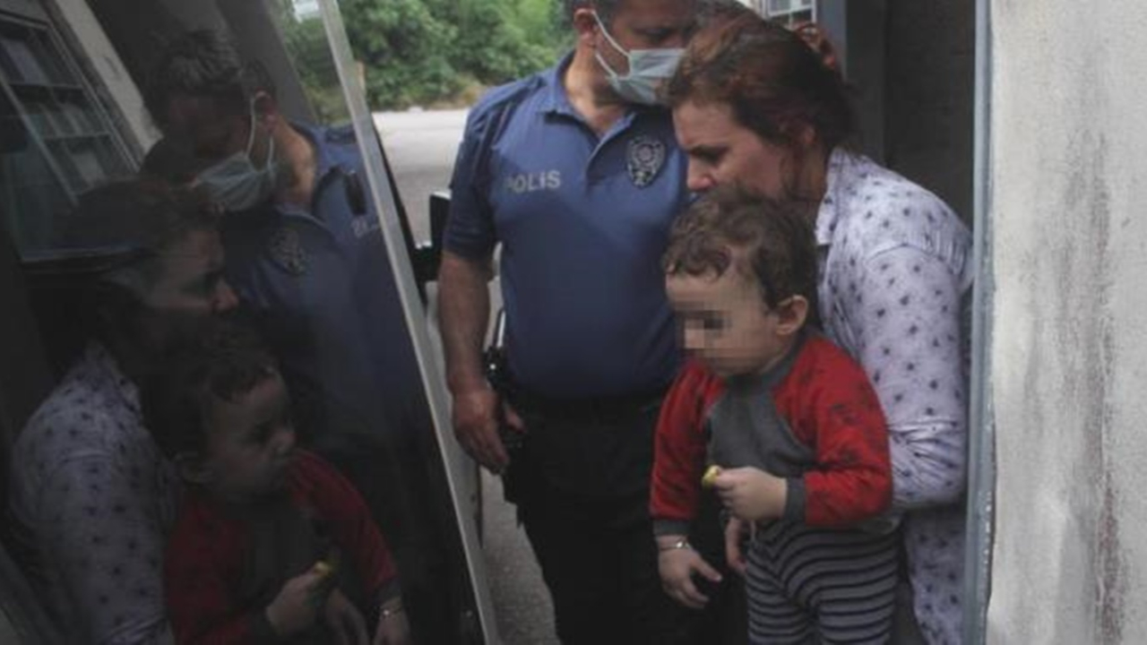 Çocuklarını dövüp balkondan sarkıtan anne gözaltında
