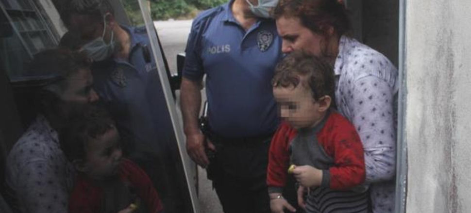 Çocuklarını dövüp balkondan sarkıtan anne gözaltında